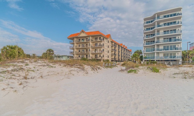 Belle Vista Condominio | On The Beach! 2BR Condo