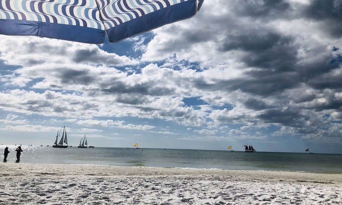 Belle Vista Apartamento | On the Beach - Cozy Ground Floor Family Retreat, Patio, Yard, Beach Access