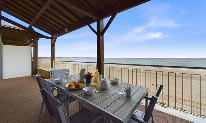 La Tranche-sur-Mer Apartamento | En la playa, apartamento con terraza y vista al mar.