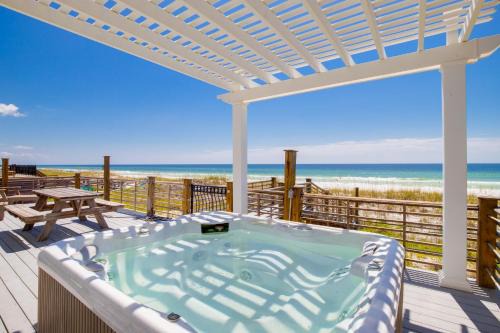Fort Walton Beach - Destin Casa | On the Beach - Hot Tub - Gated Community Views