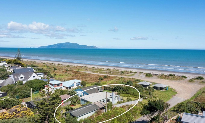 Te Horo Beach Casa | On The Beach - Te Horo Holiday Home