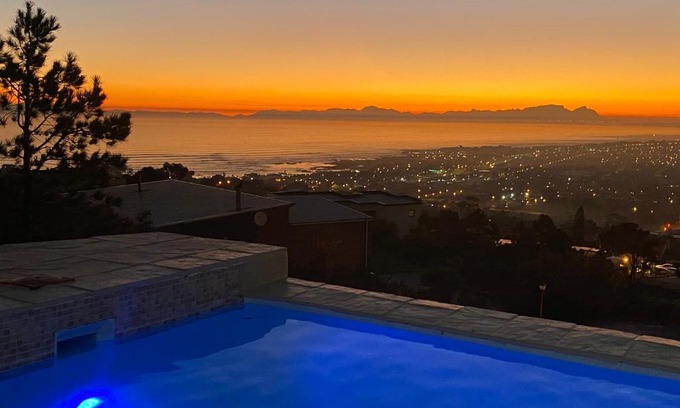 Mountainside Casa | On the GBay Villa