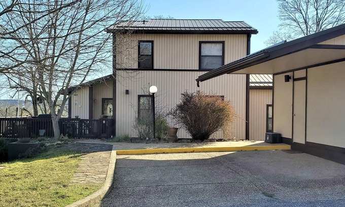Holiday Island Condominio | On the Island! Beautiful two bedroom two and one half bathroom condo