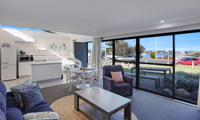 Merimbula Apartamento | On the lake at Penguin Mews: Ground floor pet friendly
