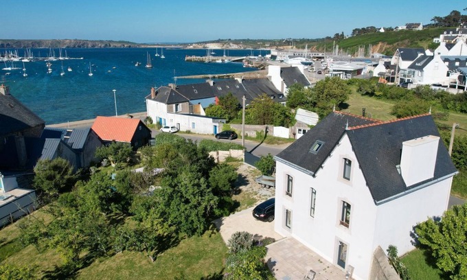 Camaret-sur-Mer Casa | En el puerto de Camaret, casa grande con vista al mar.