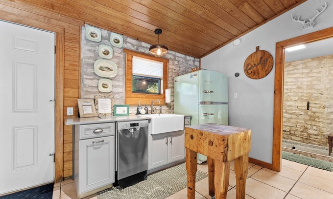 Canyon Lake Cabina | ON the River! Free Paddleboards, Kayaks, Tubes, Fishin' Gear -Boutique Gem for 6