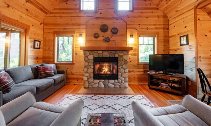 McKenzie Bridge Cabina | On the River Wooded Bliss Cabin near Loloma Lodge