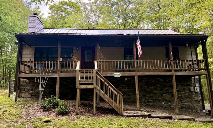 Alpine Lake Apartamento | On the Rocks 4BR w/loft cabin tucked in the woods