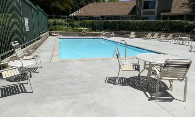 Thousand Oaks Casa | On trailhead for Wildwood Park