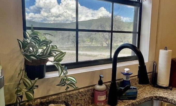 Leakey Cabina | On Twisted Sisters Loop, New Tiny Cabin w/ Deck & River Frontage, Pet Friendly!