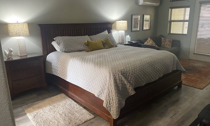 Bend Apartamento | On Widgi Creek golf course. Close to mtn, river and MTB trails
