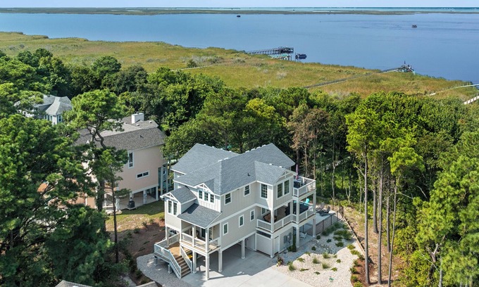 Currituck County Casa | Once Upon A Tide: Soundfront, Pool, Hot Tub