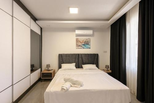 Trikomo Apartamento | One-Bedroom Apartment and Luxury Penthouse in a Poolside Complex