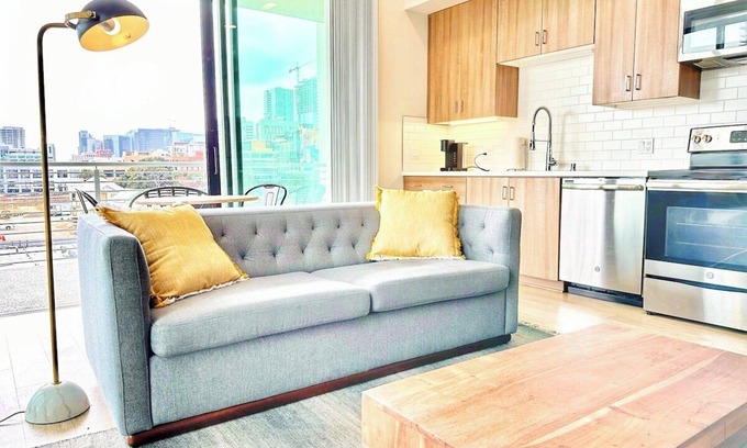 East Village Apartamento | One Bedroom Apartment w/Balcony and City Views!