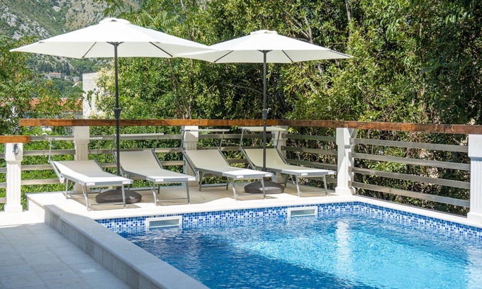 Kotor Apartamento | One Bedroom Apartment With Patio & Pool Access Near The Historical Town