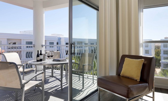 Celebration Apartamento | One Bedroom Corner Suite with Terrace near Theme Parks