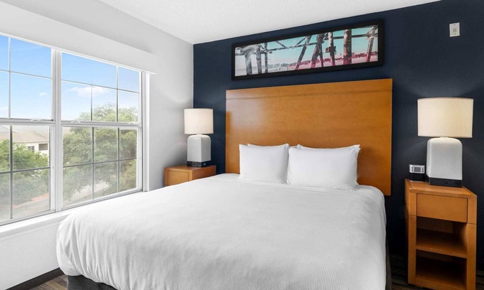Gateway Apartamento | One Bedroom King Suite - Domain Area with a Pool