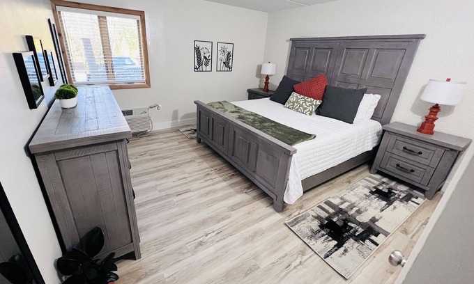 Clear Lake Condominio | One Bedroom Lake Retreat, two pools, hot tub, and more!