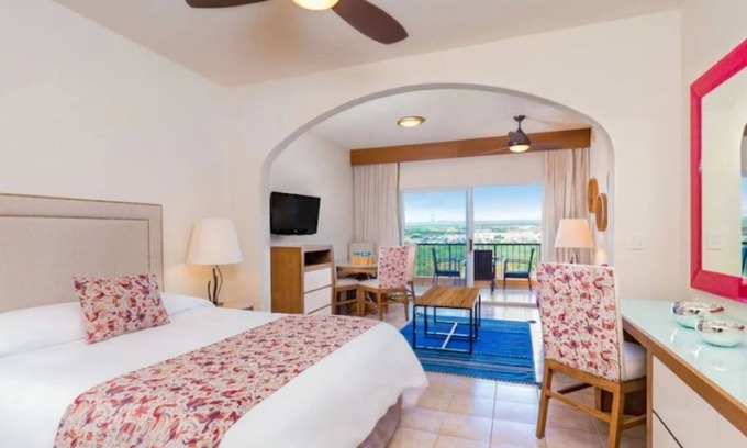 Arcos del Sol II Apartamento | One bedroom luxury suite with fitness room, pools in beautiful Cabo San Lucas