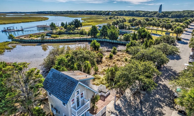 Bald Head Island Casa | One bedroom oasis with marina and marsh views! Heart of the island with one golf cart