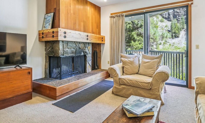 Tahoe City Condominio | One Bedroom on the Truckee River. Great View!