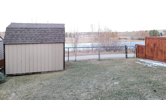 Airdrie Apartamento | One Bedroom on the Pond with a Full Kitchen