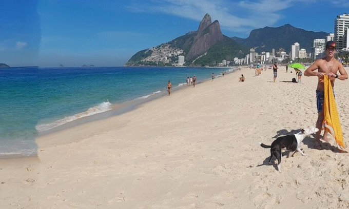 Ipanema Apartamento | Coverage of a bedroom/living room on the block at Ipanema Beach (Posto 9)