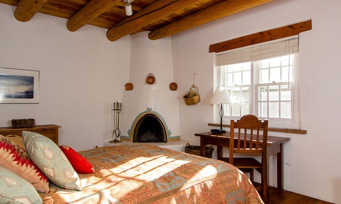 Downtown Santa Fe Casa | Una habitación, dos baños, Adobe Home, chimeneas Kiva. ¡Camina hacia el centro!