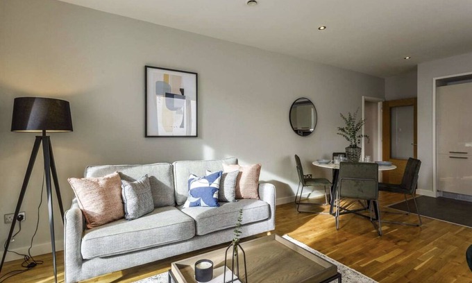 Dublin Apartamento | One bedroom with a double bed, bathroom and kitchen with spacious living space.