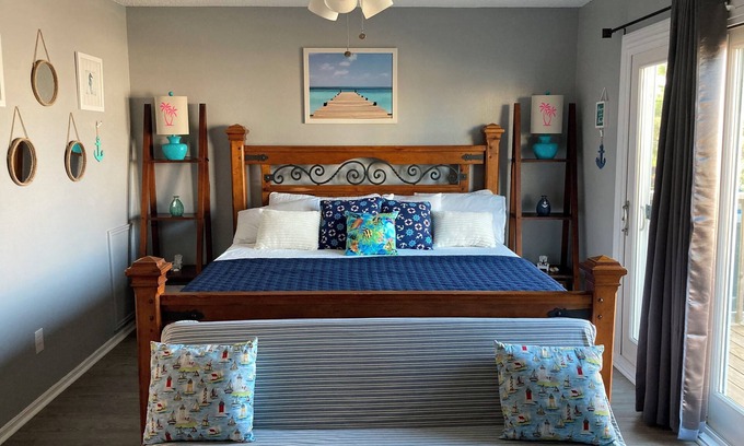 Galveston Casa | One block from Stewart beach, full kitchen & strong Wi-Fi. Near to Cruise Port.