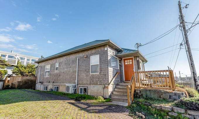 Newport Casa | One block to the ocean & Nye Beach Sunny home w/ fireplace, foosball & WiFi