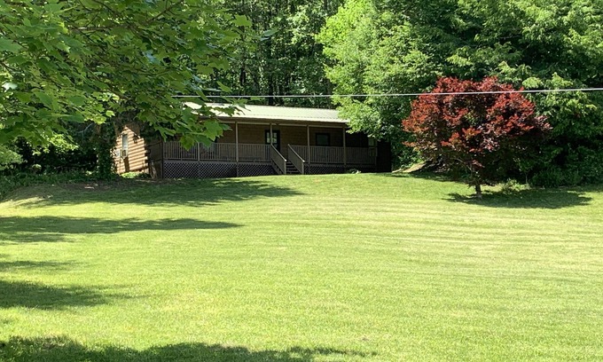 Rabun Gap Cabina | One King, One Full, Bunkbeds, Queen Sleeper Sofa