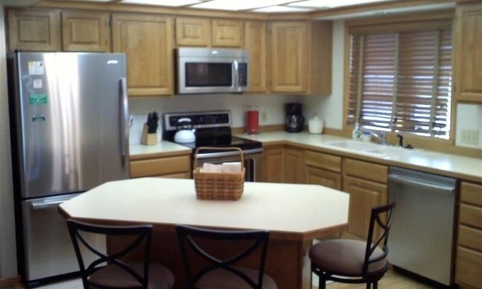 Big Sky Meadow Village Condominio | One Level Golf / Fishing / Hiking / Ski Condo