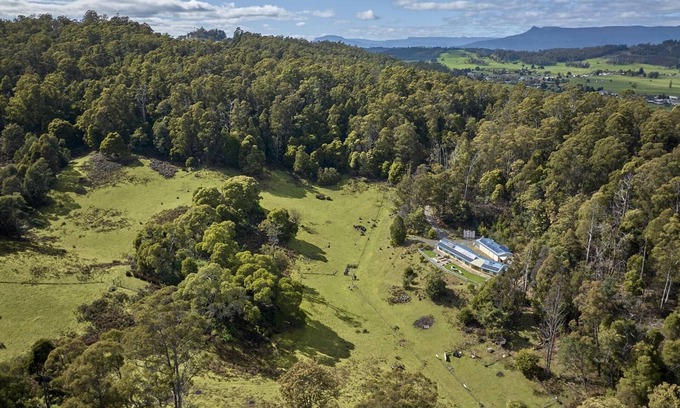 Mole Creek Casa | Off-Grid Bush Retreat with outdoor fireplace