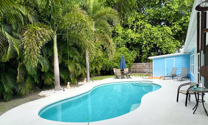 Sarasota Casa | ONE MILE from beautiful Siesta Key, #1 beach in the USA!!!