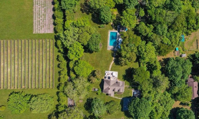 East Hampton Casa | One Minute to Main St. East Hampton / Private Backyard Oasis