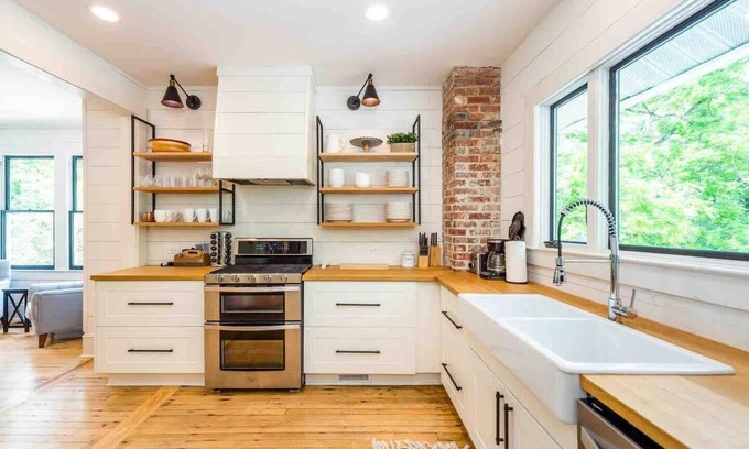 Flat Rock Casa | The Village House/great dining, hiking & wineries!