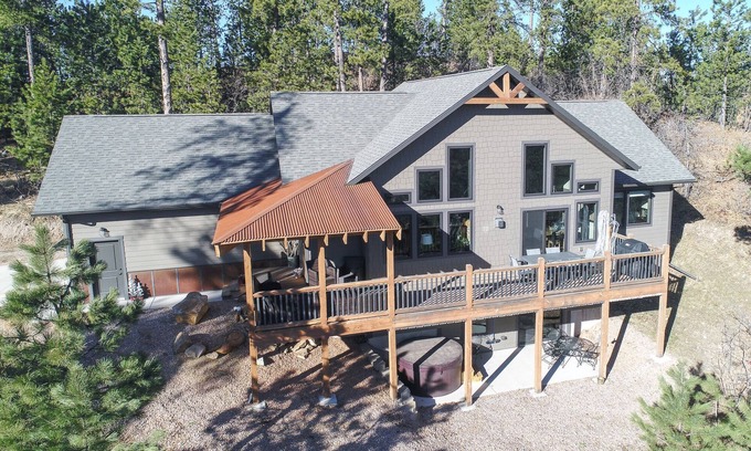Deadwood Cabina | One-Of-A-Kind Beautiful Cabin on 17 Acres w/ Custom Bar, Hot Tub 3200 Sq. Ft.