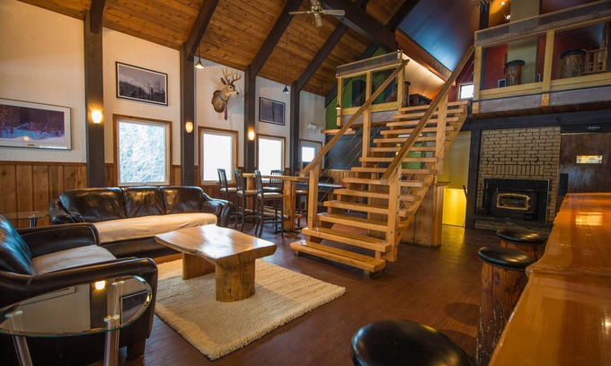 Revelstoke Chalet De Esquí | Uno de alojamiento a Kind Situado por la base del Boulder Mountain!