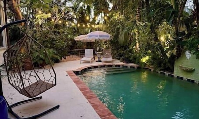 Flamingo Parks Casa | One-of-a-Kind Flamingo Park Escape (Pool+Parking)