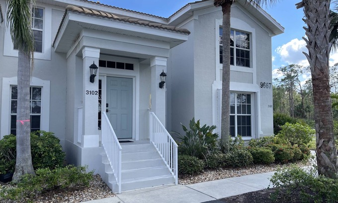 Fort Myers Condominio | Una joya gentil, impresionante y prístina de 2 dormitorios con un gran tamaño de Colonial C. C. Condominio