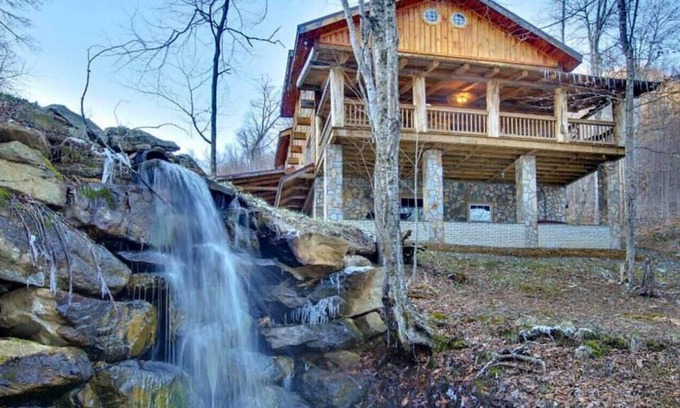 Mars Hill Cabina | Waterfall Lodge - Huge Mountain Lodge w/ Hot Tub