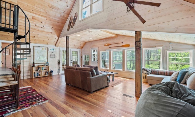 Elkton Casa | One-of-a-kind mountain cabin w hot-tub, near the Shenandoah NP