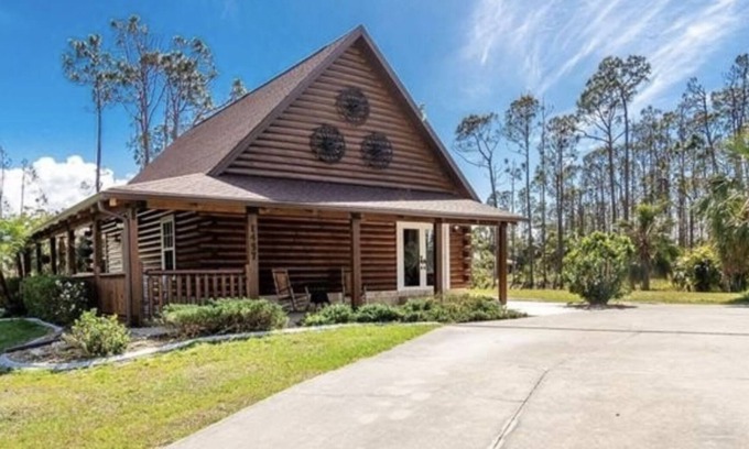 North Port Cabina | One of a kind, real log home in southwest Florida!