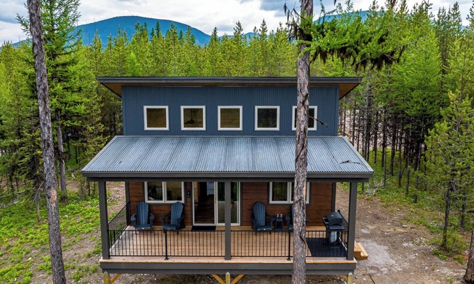 Polebridge Cabina | One of a kind views of Glacier National Park! Canyon Cabin at Thunderbird Ridge.