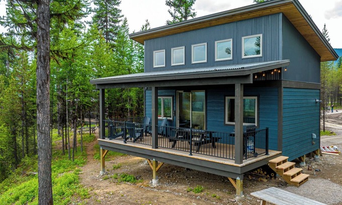 Polebridge Cabina | One of a kind views of Glacier National Park! Cascade Cabin at Thunderbird Ridge.