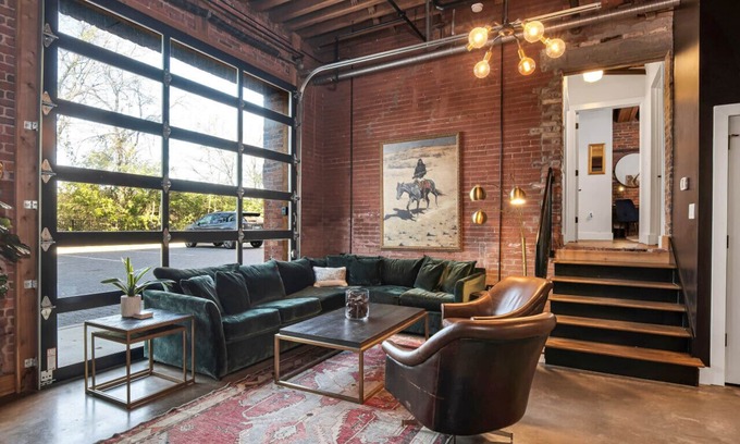 Nashville Condominio | One-Of-A-Kind w/ 6 Beds! Roll Up Garage Door - Pool, Speakeasy, Gym
