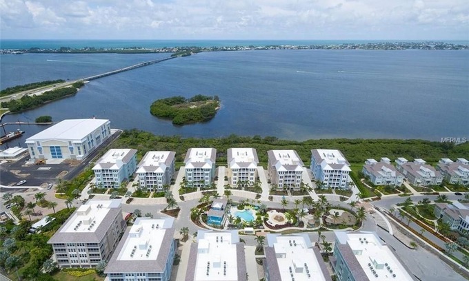 Whitney Beach Condominio | Un ático en el puerto particular con vistas de Anna Maria Sound