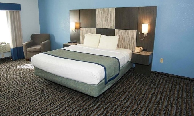 Sandwich Casa | One Room Suite 1 King Bed at Sandwich Lodge and Resort