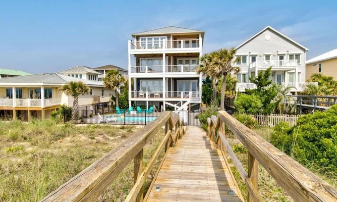 North Carolina Coast Casa | One Step Away Upper
